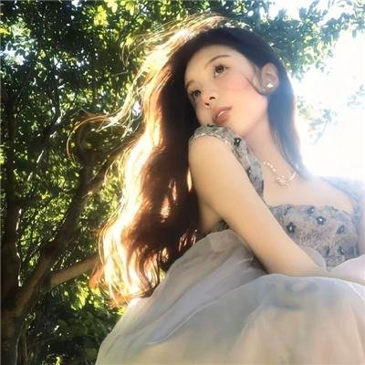 绿衣女子